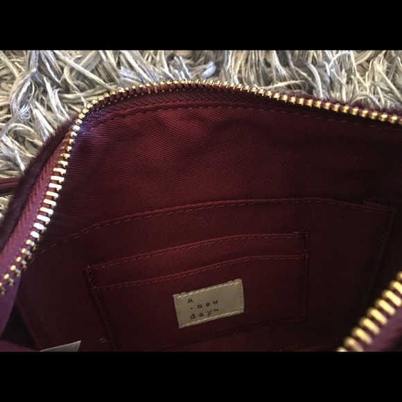 🌹A NEW DAY Wristlet Pouch in Scarlet Mystery NWT - Picture 5 of 7